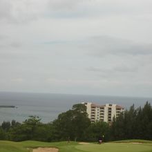 コースから見えるジ・アッタテラスと海