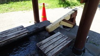 ぬるい足湯がある