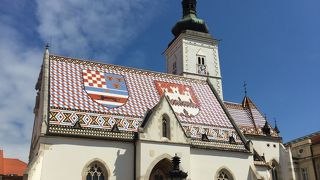 印象的な屋根の教会