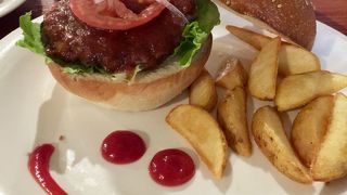 国際通り近、レンタカーが無くても行けるウマいハンバーガー&#8252;