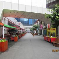 すぐ近くにフードストリートあり。