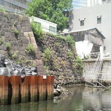 船上から門の跡の石垣（修復中）を間近で眺められました