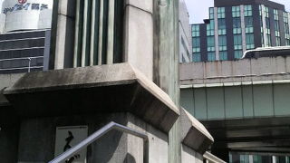 そばにジャンクションがあり首都高に囲まれた橋です