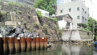 工事中ですが船上から間近で眺められます