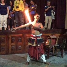 火を口の中に入れるショー