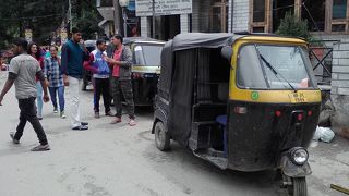 マナリー市街からヴァシシュトへのオートリクシャー