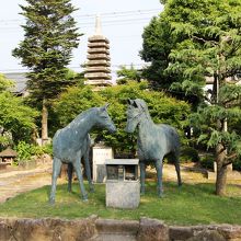 馬頭観音に因んで２頭の馬の銅像があります。