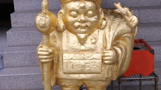 金箔を貼られた大黒天がいます。