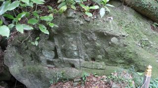 山全体が境内の弥谷寺、いたるところに磨崖仏や供養塔があります。