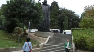 金の門の外にある大きな像です