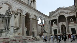 王様の宮殿跡でかなり壊れていました