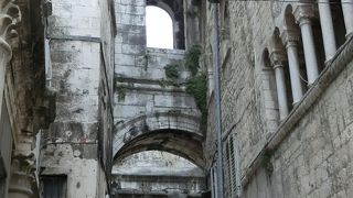 西門にはおしゃれなショップ、東門には市場。