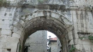 大きく立派な北門です