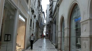 スプリットの城壁都市の東西を結んだ路