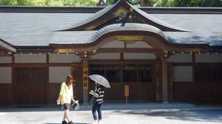 独特な雰囲気の重厚な建物