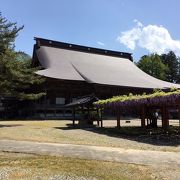 井波彫刻発祥の浄土真宗寺院。太子堂や本堂、山門、式台門には立派な彫刻があります。