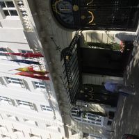 重厚な正面。ベルボーイが迎えてくれました。