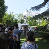 無料開放のプラド美術館の入場列に並びながらパチリ。