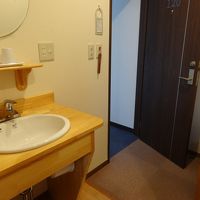 入ってすぐに登山靴も置ける荷物棚と洗面