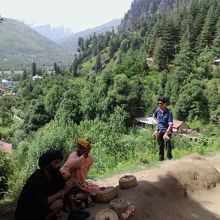 道中にいたへび使い