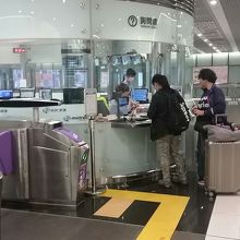 エアポートＭＲＴの改札の窓口です。ここで悠々カードの購入可能