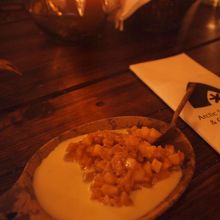 煮リンゴにバニラアイスのようなソースがかかったデザート。