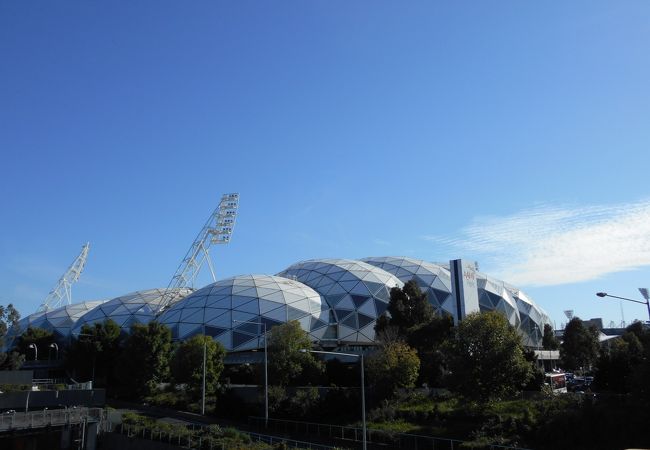 個性的なデザインのサッカー＆ラグビー場