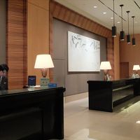 シンプル・シックな内装のロビー