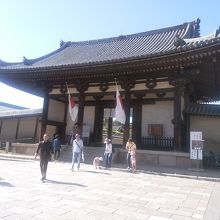 手前の参道を通って入る南大門です