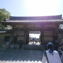 西院伽藍方面からの門です