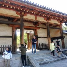 東院伽藍からの東大門です