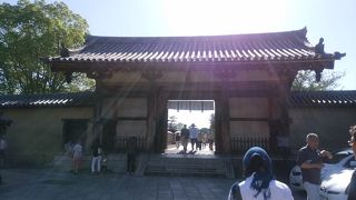 西院伽藍と東院伽藍の間にある門