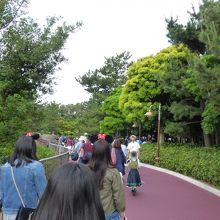 エレクトリック・レールウェイの駅前通過後の下り坂