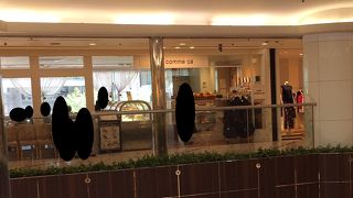 東急百貨店側の二階の目立つ場所