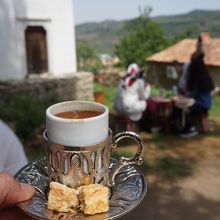野外カフェでトルココーヒー