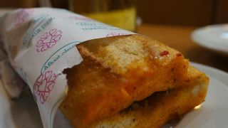 羊のホルモンサンドをいただく