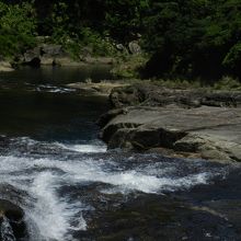 大きな岩の間を流れるカンビレーの滝