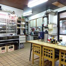 地元の人がサンダル履きで来るような雰囲気