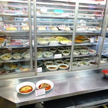 おかずはショーケースから選ぶ。すべておふくろの味系。