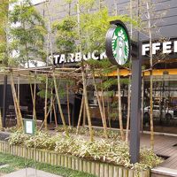 一階にはスタバがある