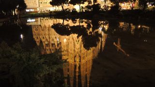 水面に映る生誕のファサード