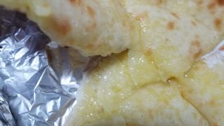 チーズナンと店員さんの笑顔