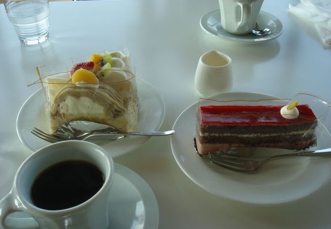 大きな窓から春菜湖を望む絶好のロケーションでいただく六花亭の生ケーキ