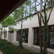 ターミナルビルを出て来た場所　バスターミナルがあります