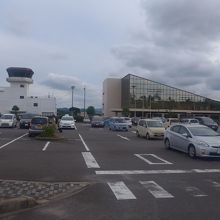 空港建物と駐車場