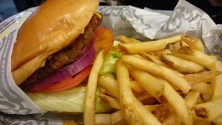 アメリカ西海岸生まれのハンバーガーショップ