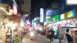 ローカルフードのお店が多数