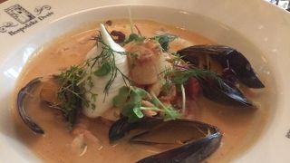 地元の人々で賑わう人気店