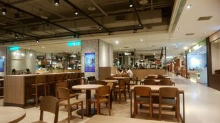 地下のフードコートは日本のよう