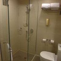 シャワー室の床面に明確な仕切りがないので、水が越境しやすいの